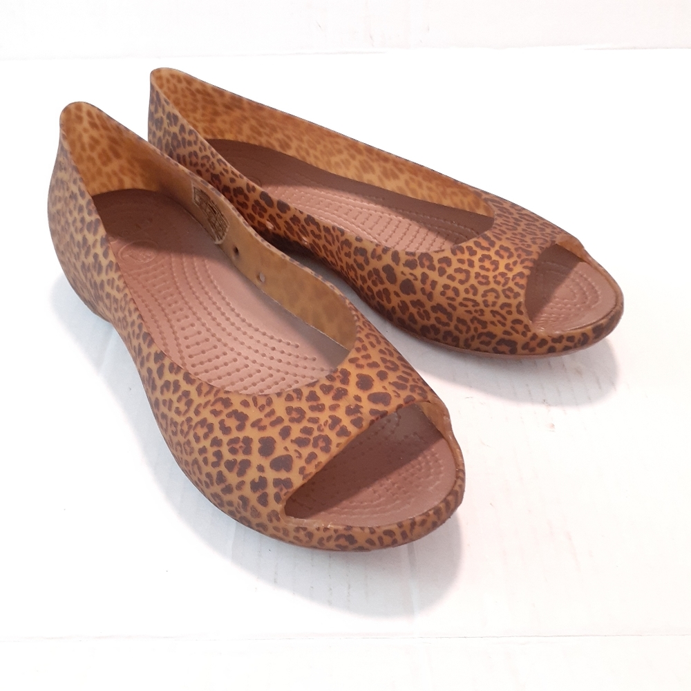 CROCS WOMENS SZ 10 CHEETAH PRINT PEEP TOE FLATS
